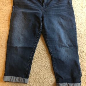 Stretchy capris style Jean